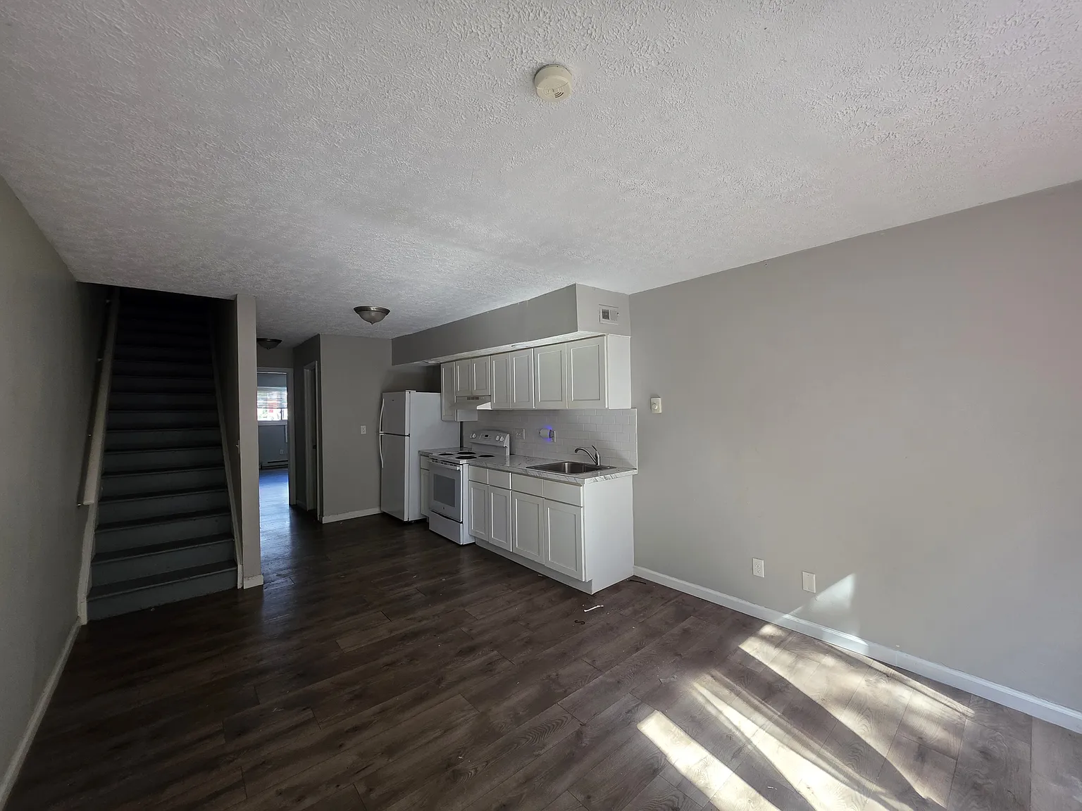 653 Fitch St — Photo 2