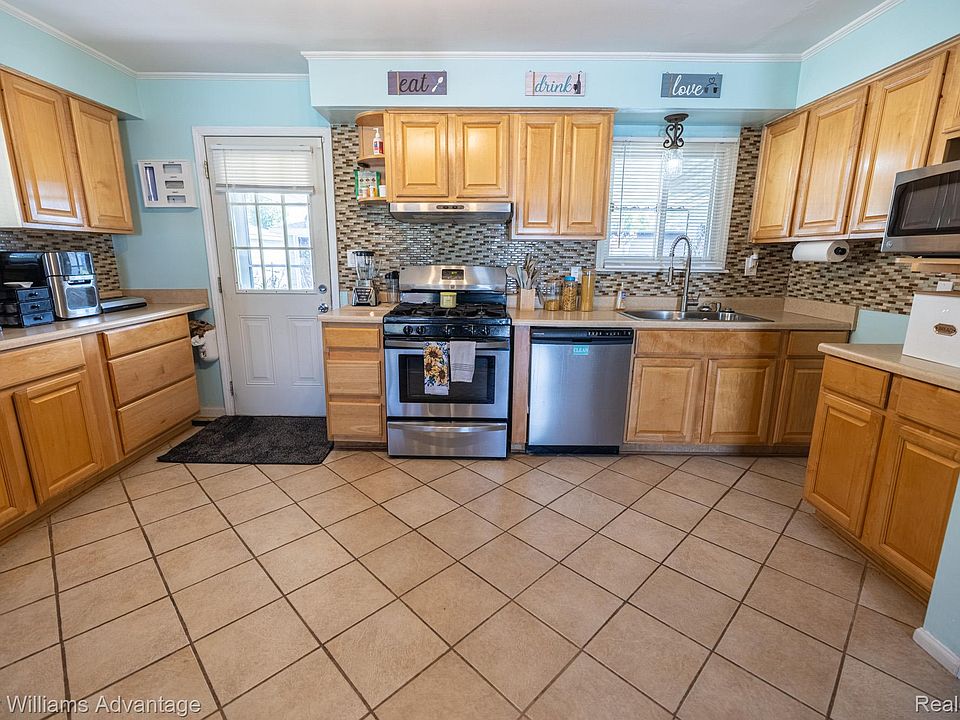 28417 Cambridge St, photo 5