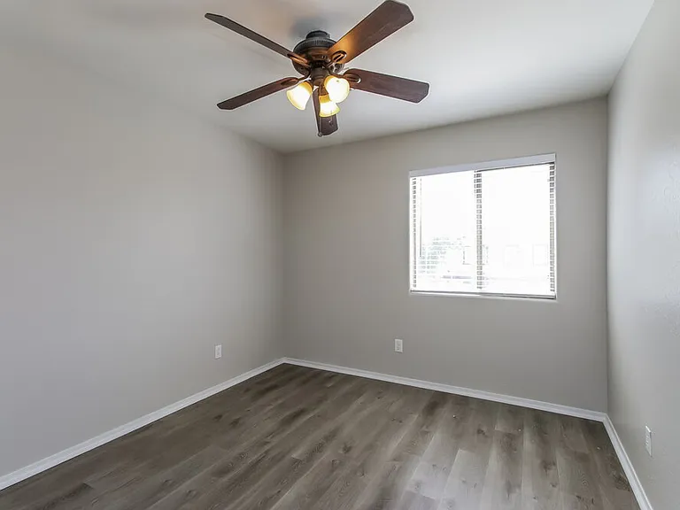 491 E Christopher St — Photo 13