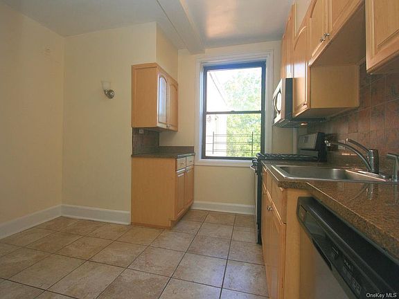 2nd image of 416A Larchmont Acre W #6A