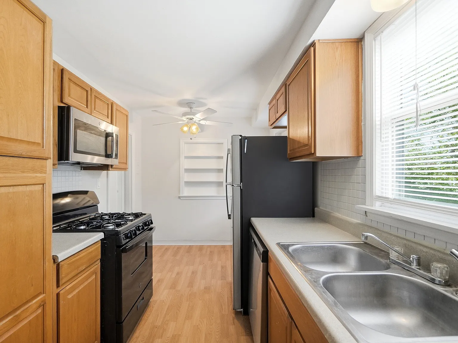 3 bed, 1022 sqft, $2,300 — Photo 3