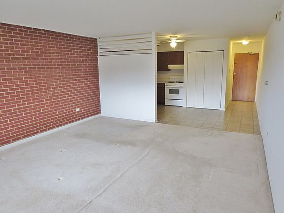 3rd image of 323 N Northwest Hwy APT 12