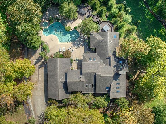 3rd image of 903 Squire Oaks Dr