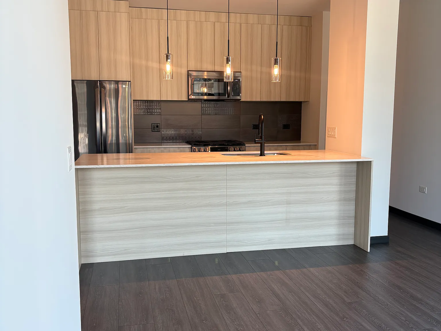 2 bed, 1030 sqft, $4,116 — Photo 2