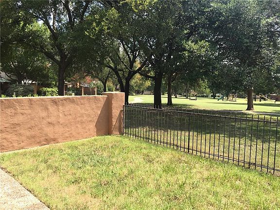 4th image of 604 Carriage Way