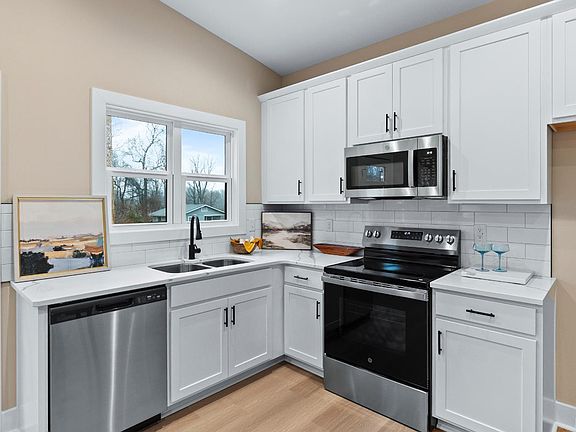 5th image of 26 Rainbow Cir