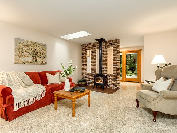 4th image of 1646 Jeannette Pl NW