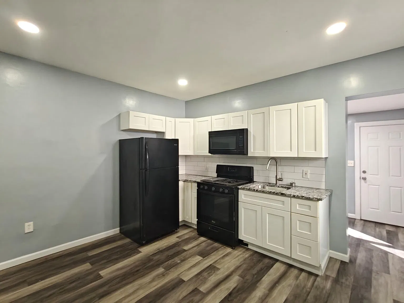 Beautiful Apartment available now! — Photo 2