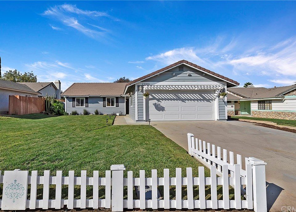 1st image of 23180 Sonnet Dr