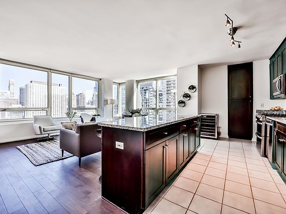 4th image of 33 W Ontario St APT 32B