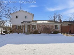 24050 Lakewood St, Saint Clair Shores, MI 48082