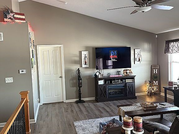 3rd image of 159 Chestnut Commons Dr