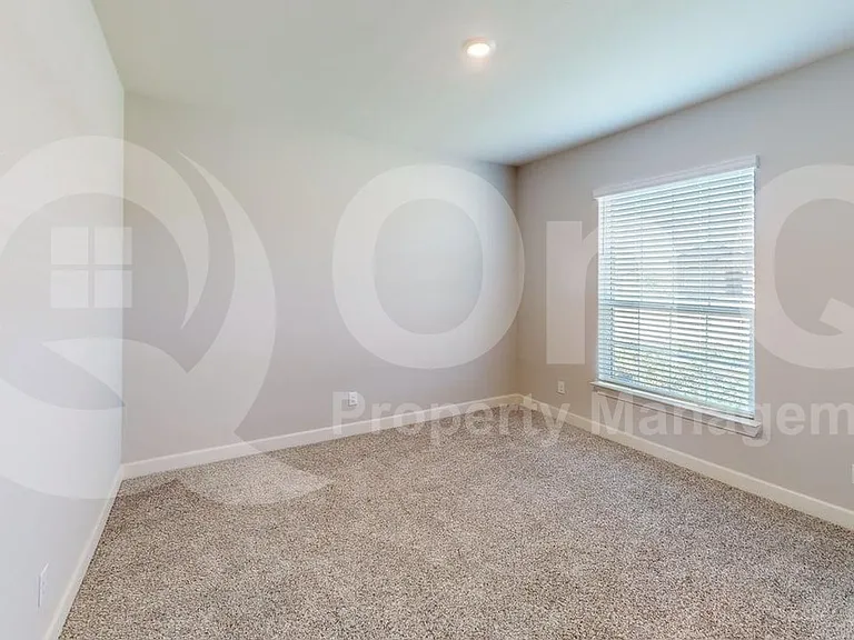904 Emerson Dr — Photo 11