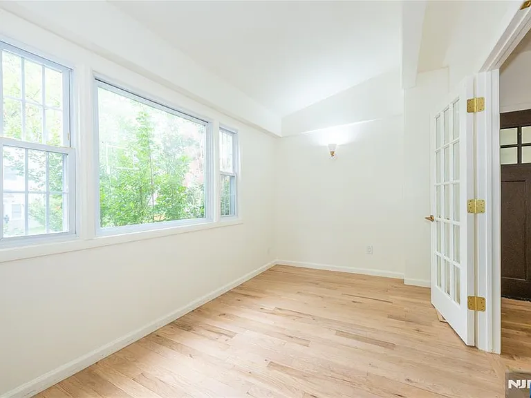 231 Waverly Pl — Photo 4