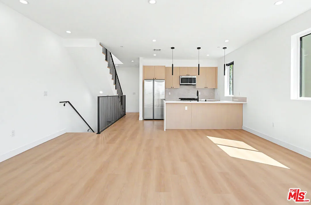 14 bed, 17.0 bath, 8285 sqft, $29,995 — Photo 3