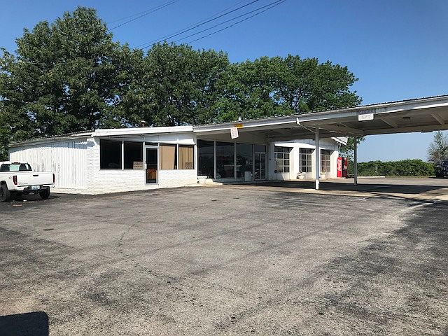 2nd image of 921 Happy Valley Rd