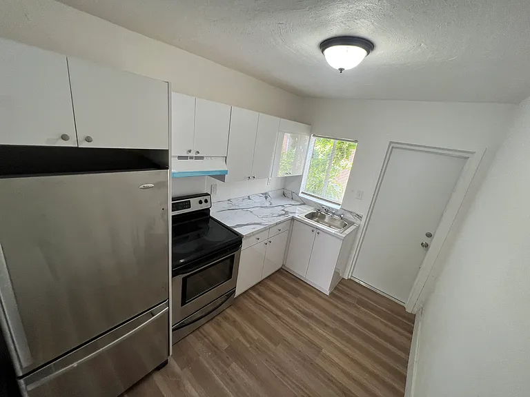 614 NE 3rd St #8 — Photo 7