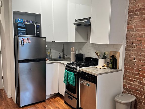 3rd image of 39 Carmine St APT 1A