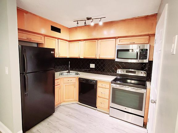 3rd image of 921 Nottingham Dr APT 5