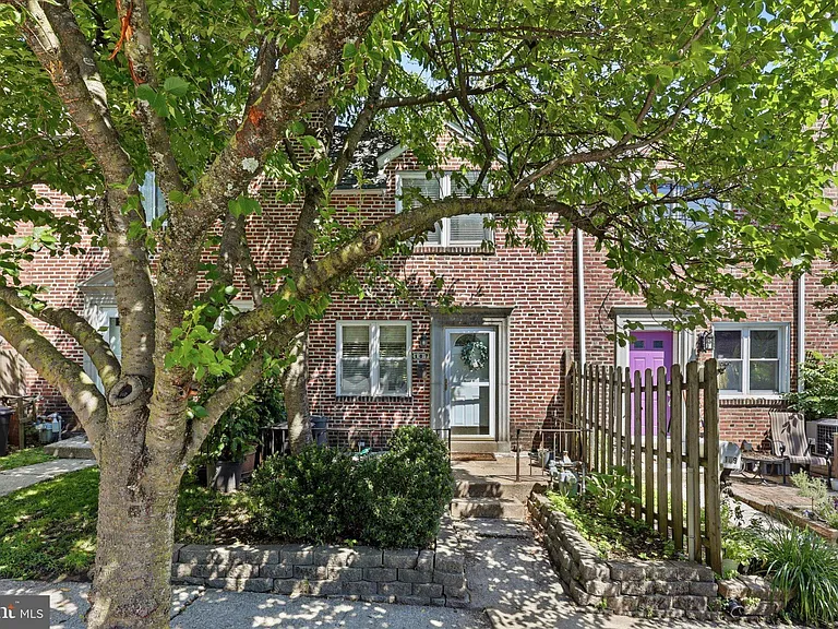 107 Plant Ave — Photo 1