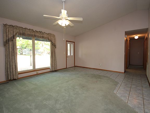 3rd image of 10 Harlow Dr