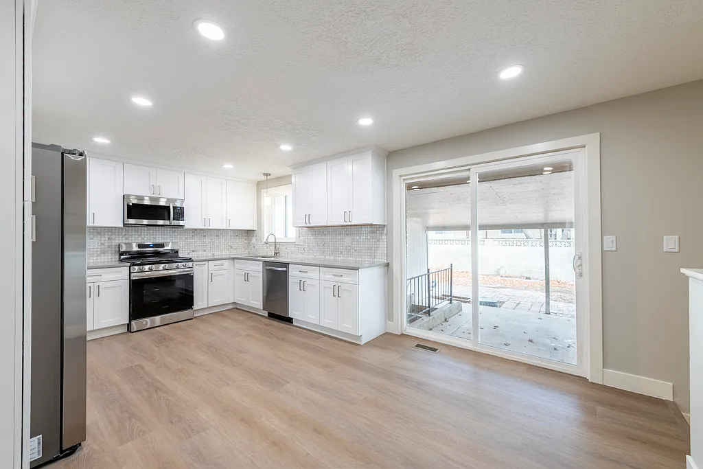3 bed, 1297 sqft, $2,100 — Photo 2