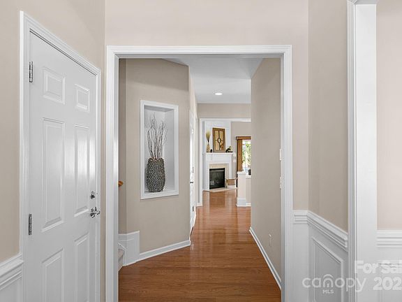 4th image of 2076 Belair Dr