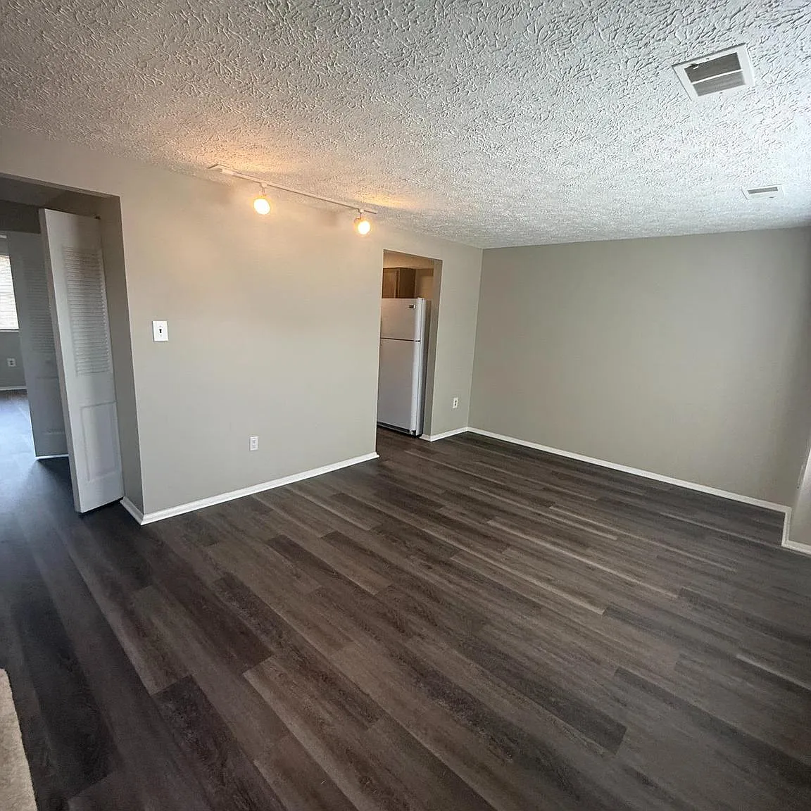 3 bed, 1.5 bath, 1280 sqft, $2,395 — Photo 2