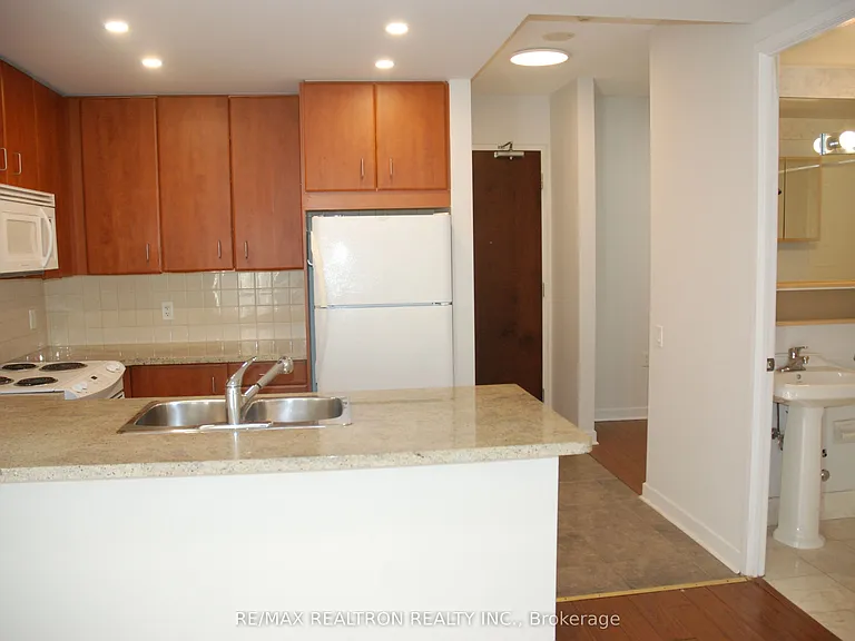 85 Bloor St E #913 — Photo 8