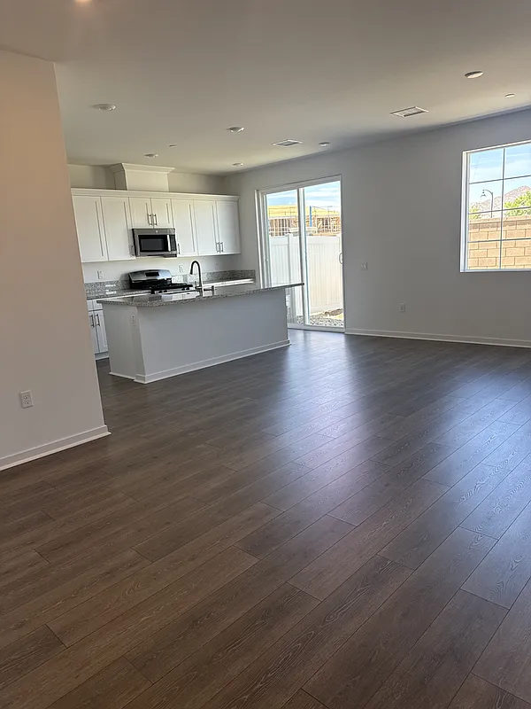 3 bed, 2.5 bath, 1658 sqft, $3,100 — Photo 3