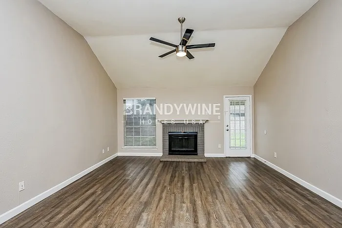 737 Lionel Way — Photo 5