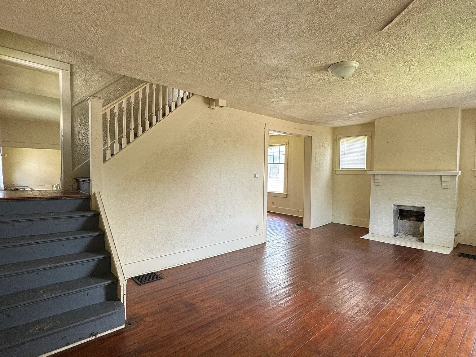3 bed, 1352 sqft, $900 — Photo 2