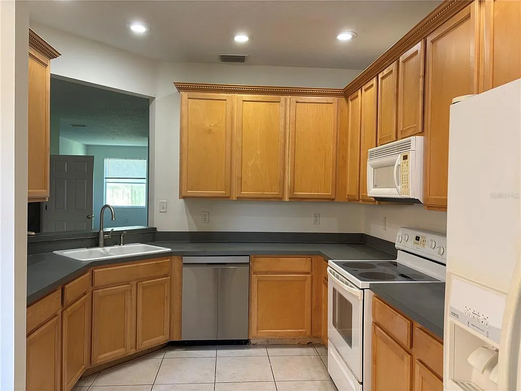 3 bed, 2.5 bath, 1954 sqft, $1,995 — Photo 4