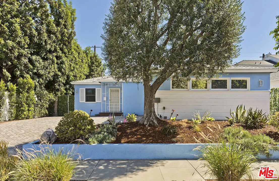 2 bed, 1.0 bath, 1155 sqft, $6,395 — Photo 2