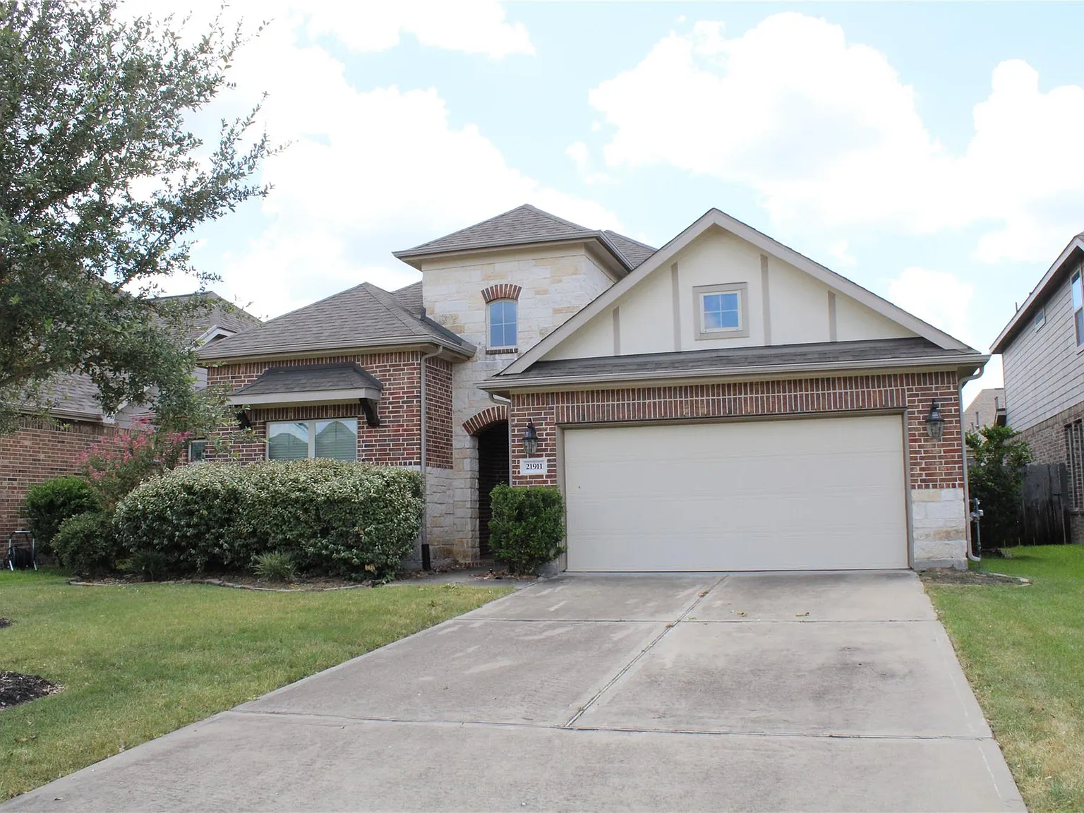 4 bed, 2.0 bath, 2479 sqft, $2,650 — Photo 2