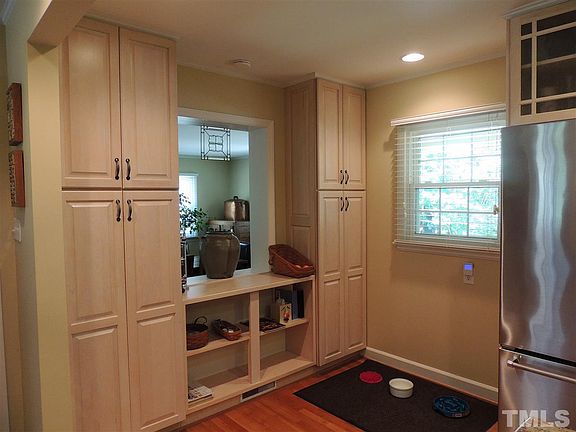 5th image of 233 Landsbury Dr