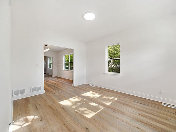 4th image of 1107 Victoria Ave