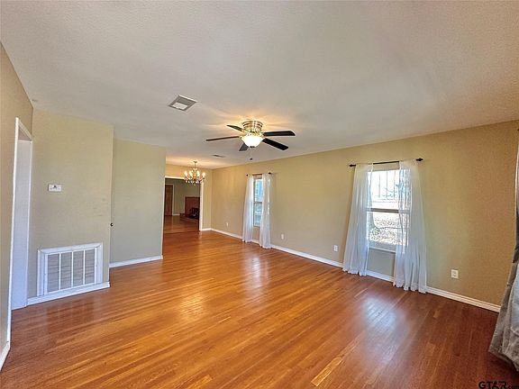 5th image of 104 E Pine St