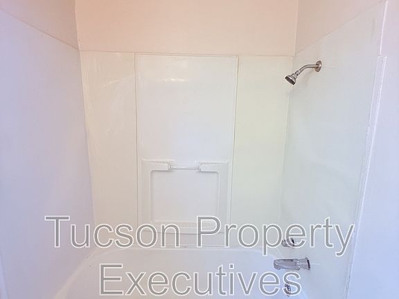 5th image of 2632 N Stone Ave APT 4