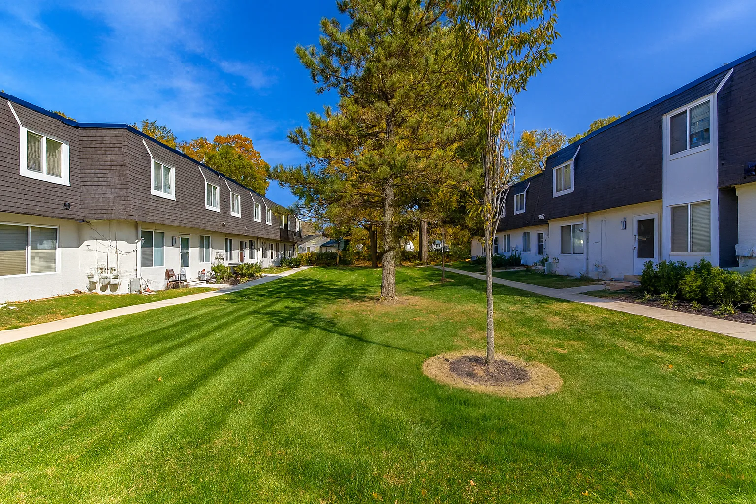 Windsor Forest Townhomes — Photo 2