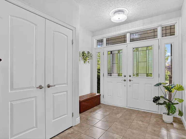 2200 Dogwood Cres — Photo 3