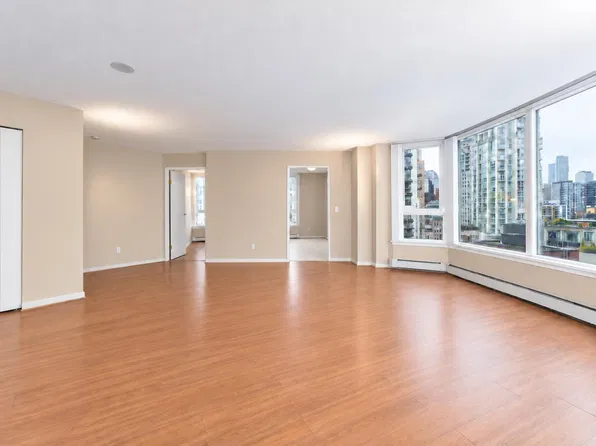 388 Drake St #1206, Vancouver, BC V6B 6A8