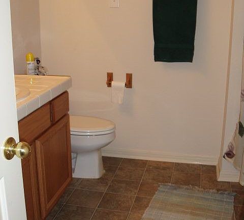 (4) pc Bathroom off Hallway