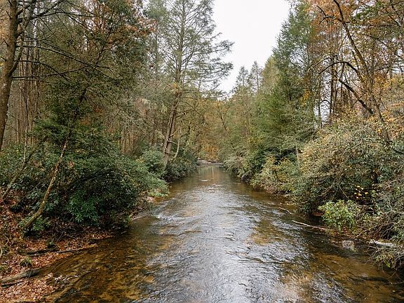 3rd image of 340 Hemlock Trl