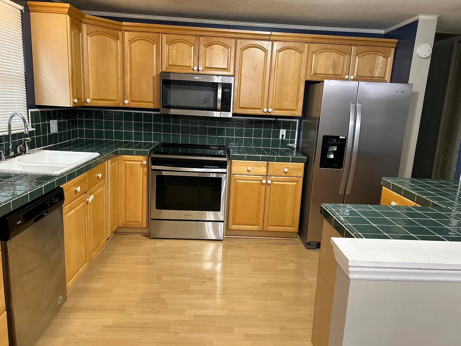 5 bed, 2300 sqft, $2,050 — Photo 4