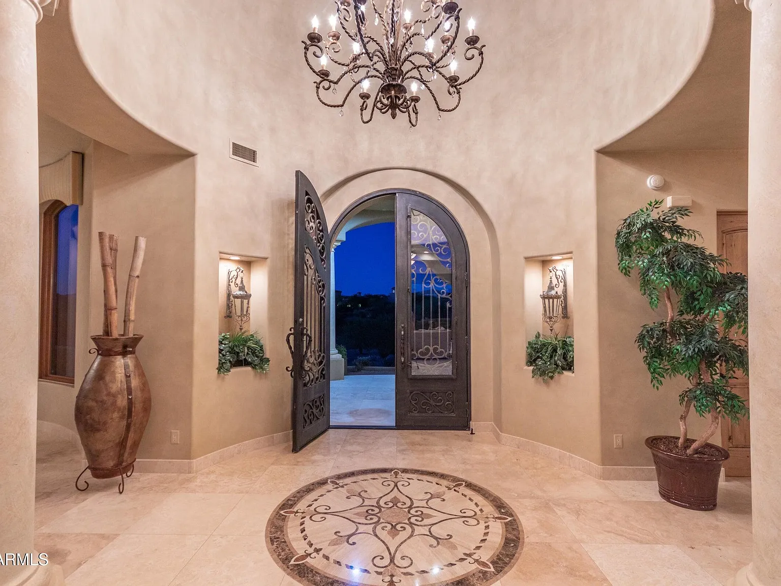 4 bed, 4.5 bath, 6044 sqft, $20,000 — Photo 4