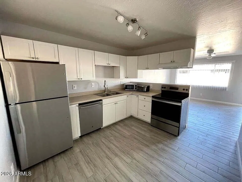 2 bed, 1.0 bath, 726 sqft, $1,575 — Photo 2