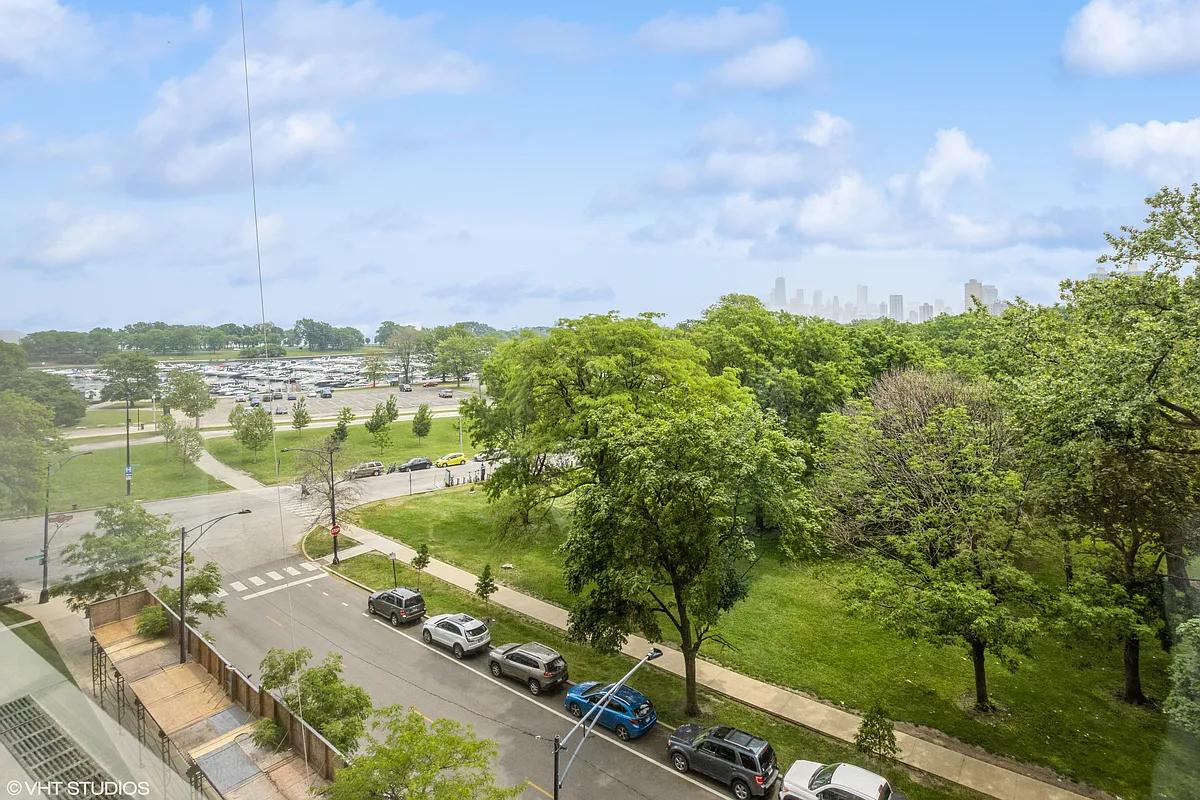 Building Photo - 2800 N Lake Shore Dr #610