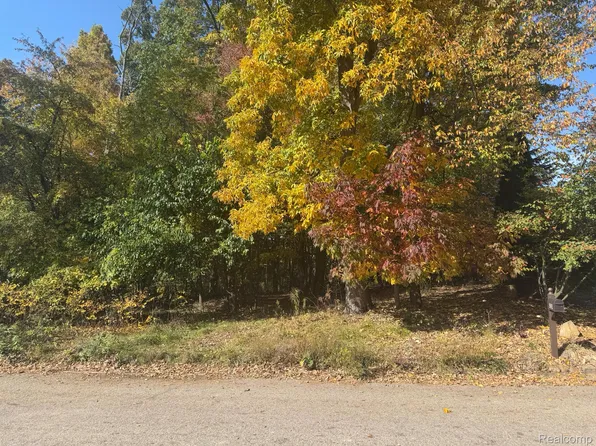 4210 Pavilion Ct, Fenton, MI 48430