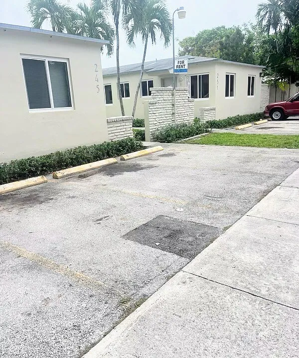 251 SW 18th Ct